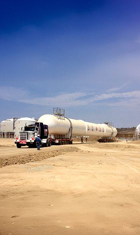 Transporte de Tanque Industrial - Carga Sobredimensionada Ecuador Transporte especializado de tanque industrial con remolques lowboy y grúas hidráulicas
