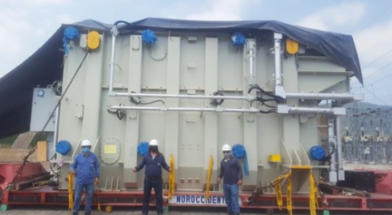 The new transformer arrives at the Nueva Prosperina-Guayaquil substation